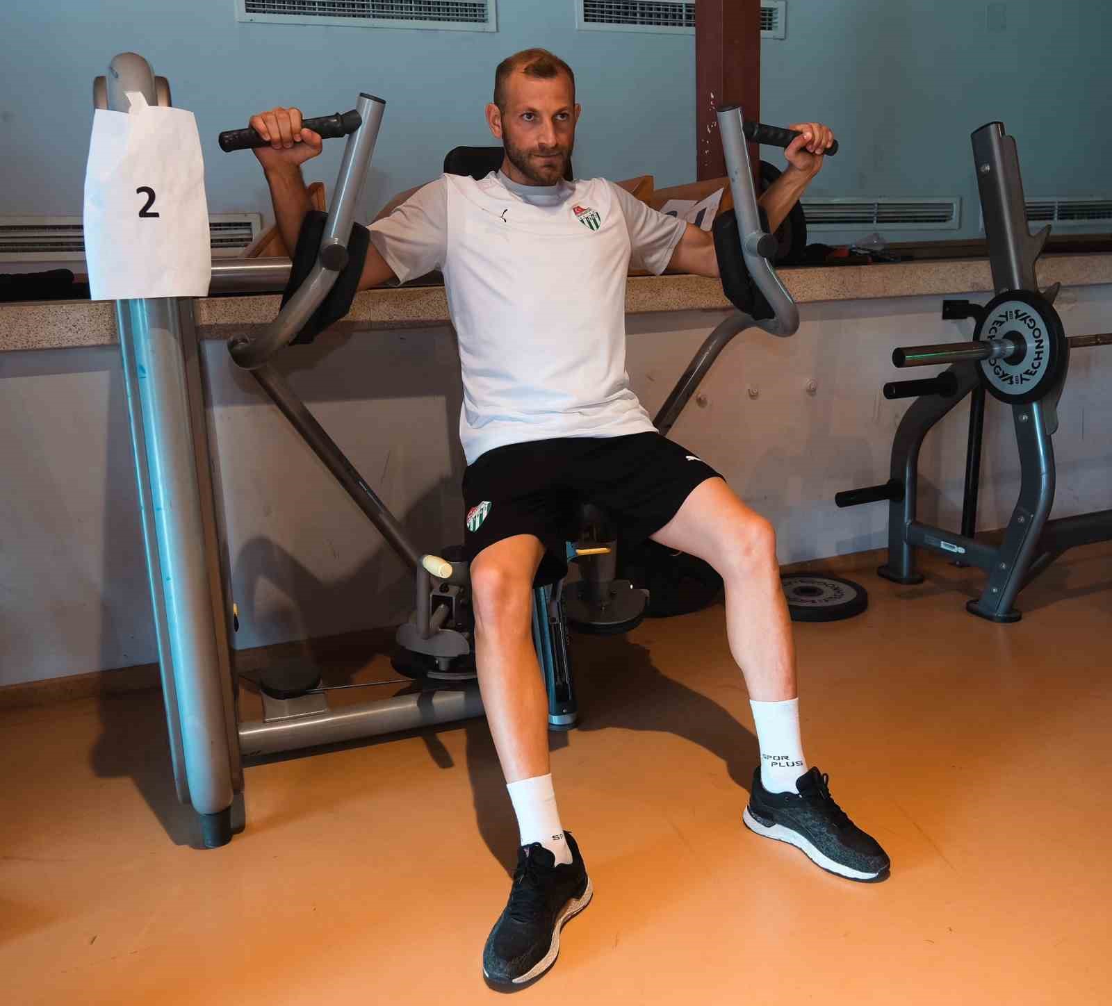 BURSASPORLU FUTBOLCULARIN GÜNÜN İLK İDMANINI SALONDA GERÇEKLEŞTİRDİ. YEŞİL-BEYAZLILAR KUVVET ÇALIŞTI.