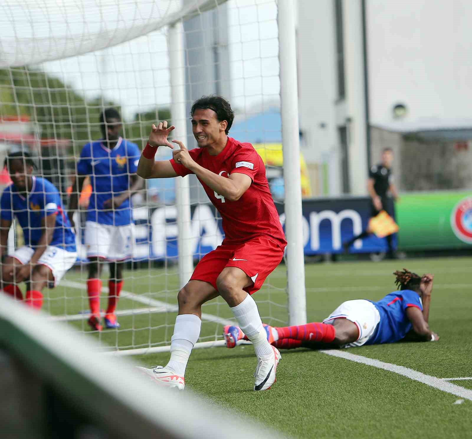 BURSASPOR'DAN AYRILAN U19 MİLLİ TAKIM FUTBOLCUSU YİĞİT FİDAN'A SÜPER LİG'DEN