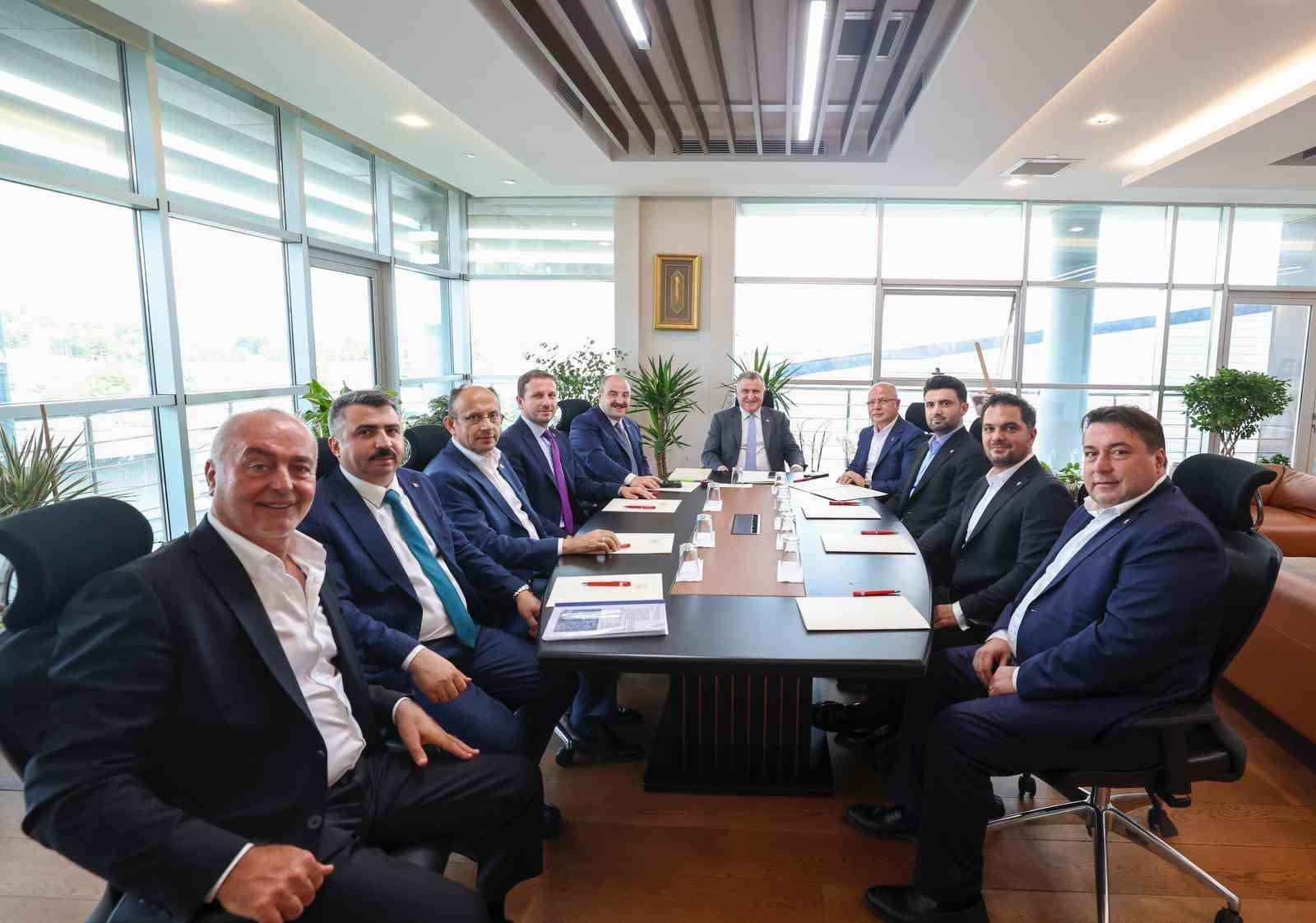 BURSASPOR YÖNETİMİ, GENÇLİK VE SPOR BAKANI OSMAN AŞKIN BAK'I ZİYARET