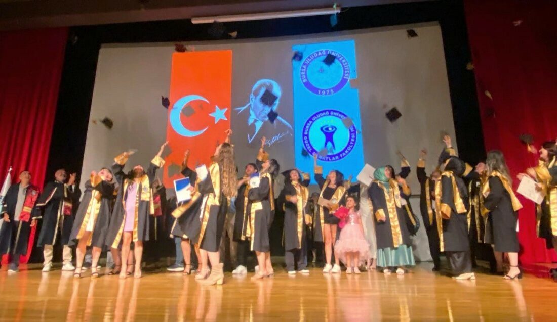 BUÜ Güzel Sanatlar Fakültesi öğrencileri mezun oldu BURSA ULUDAĞ ÜNİVERSİTESİ (BUÜ) 2023-2024 AKADEMİK YILI MEZUNİYET TÖRENLERİ ÇERÇEVESİNDE