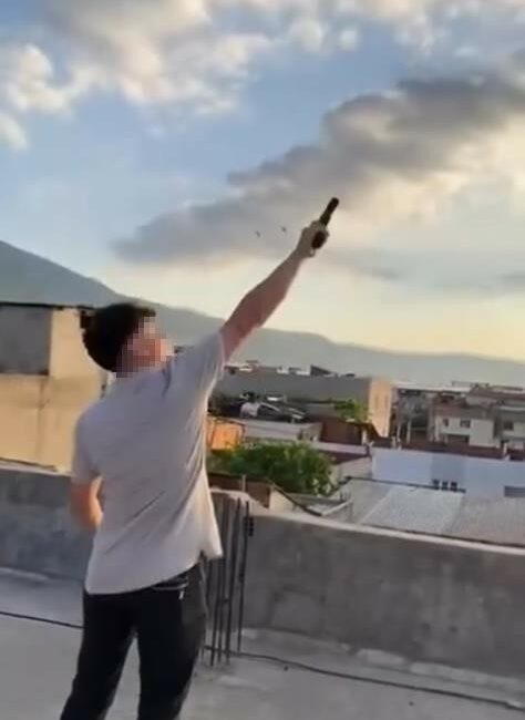 Çatıdan havaya defalarca ateş açmıştı: Çatıdan çatıya kaçarken yakalandı ÇATIDAN HAVAYA DEFALARCA ATEŞ AÇMIŞTI : ÇATIDAN ÇATIYA KAÇARKEN YAKALANDI