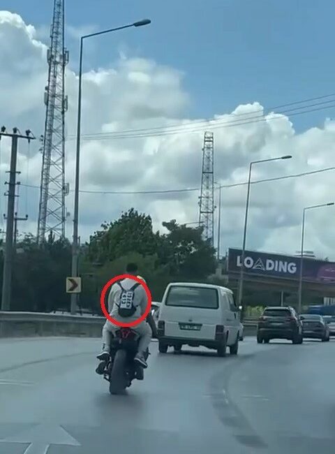 Ceza yememek için düşen plakasını sırt çantasına yapıştırdı BURSA'DA SEYİR HALİNDEYKEN PLAKASI DÜŞEN MOTOSİKLET SÜRÜCÜSÜ, PLAKASINI CEZA YEMEMEK