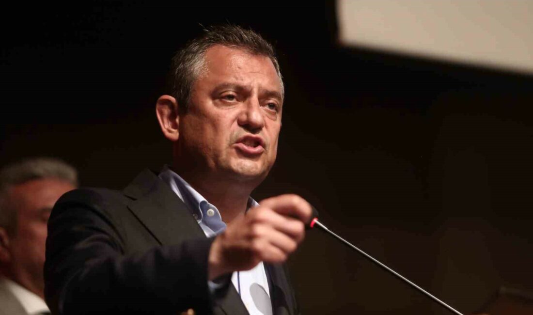 CHP Genel Başkanı Özel: “Filistinli bebeklerin kanı elinde olan Netanyahu’yu alkışlayanları kınıyorum, elleri kırılsın” BALKAN RUMELİ TÜRKLERİ KONFEDERASYONU GENEL KURULU’NDA KONUŞAN CUMHURİYET HALK PARTİSİ