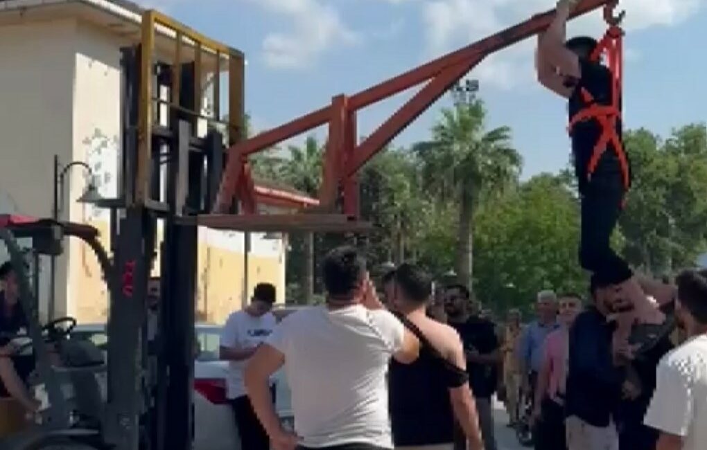 Damadı forklifte astılar, bahçe hortumuyla yıkadılar BURSA'NIN İZNİK İLÇESİNDE DAMADA YAPILANLAR 'BU KADAR DA OLMAZ' DEDİRTTİ.