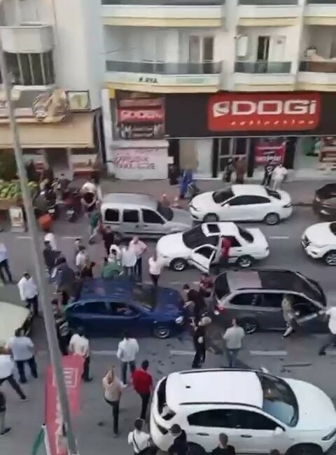 Düğün konvoyu kaza yaptı, ortalık karıştı BURSA’DA DÜĞÜN KONVOYU ZİNCİRLEME KAZA YAPINCA, ORTALIK KARIŞTI. KİMİ KENDİ