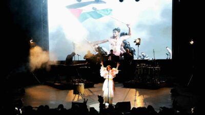 DÜNYA MÜZİĞİNİN EN GÜÇLÜ SESLERİNDEN BİRİ OLAN TUNUSLU SANATÇI EMEL