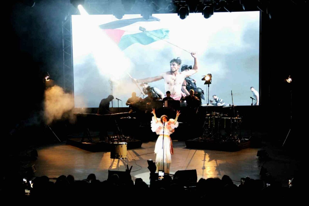 DÜNYA MÜZİĞİNİN EN GÜÇLÜ SESLERİNDEN BİRİ OLAN TUNUSLU SANATÇI EMEL