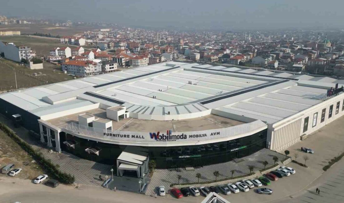 WOBİLİMODA MOBİLYA AVM, TIRLARA GİYDİRDİĞİ LOGO İLE İNEGÖL MOBİLYASINI DÜNYANIN