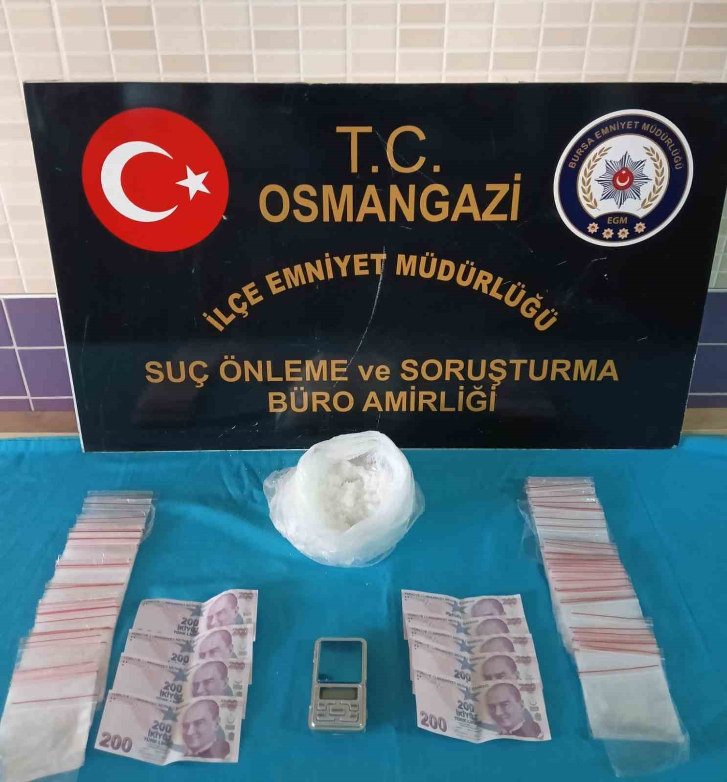 BURSA'DA POLİSLERİN ŞÜPHELENEREK DURDURMAYA ÇALIŞTIĞI, DUR İHTARINA UYMAYIP ARACA ÇARPARAK