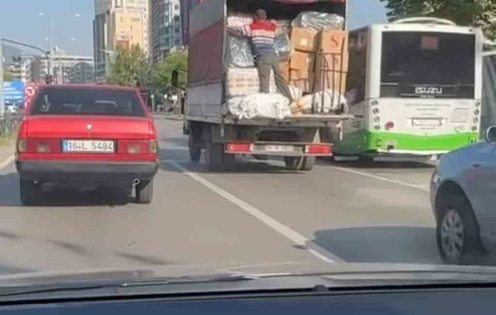 BURSA'DA EVDEN EVE TEHLİKELİ TAŞIMACILIK KAMERAYA YANSIDI.