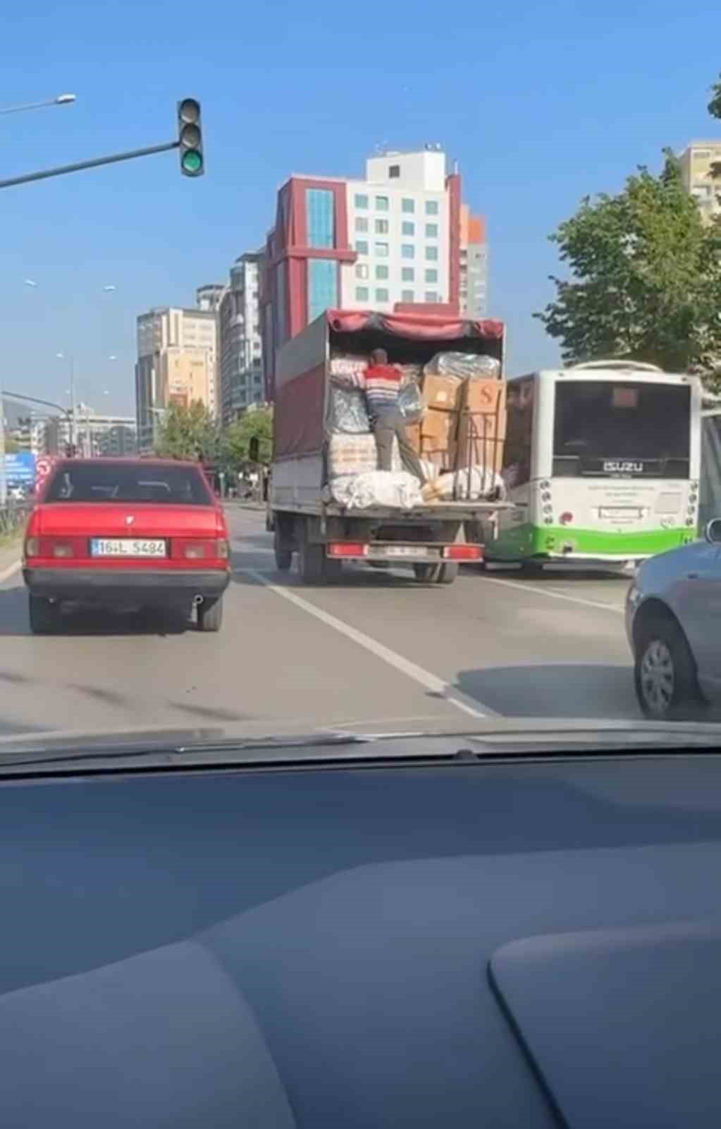 BURSA'DA EVDEN EVE TEHLİKELİ TAŞIMACILIK KAMERAYA YANSIDI.