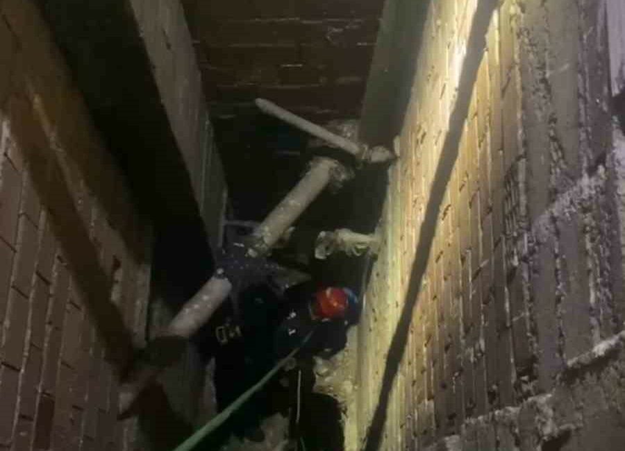 Film sahnelerini aratmayan kedi kurtarma operasyonu kamerada BURSA'DA HAVALANDIRMA BOŞLUĞUNA DÜŞEN KEDİYİ İTFAİYE EKİPLERİ KURTARDI. FİLM SAHNELERİNİ