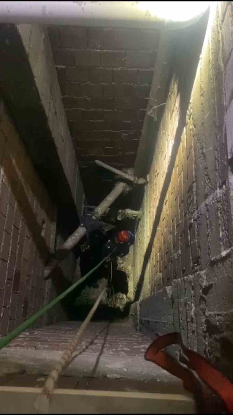 BURSA'DA HAVALANDIRMA BOŞLUĞUNA DÜŞEN KEDİYİ İTFAİYE EKİPLERİ KURTARDI. FİLM SAHNELERİNİ