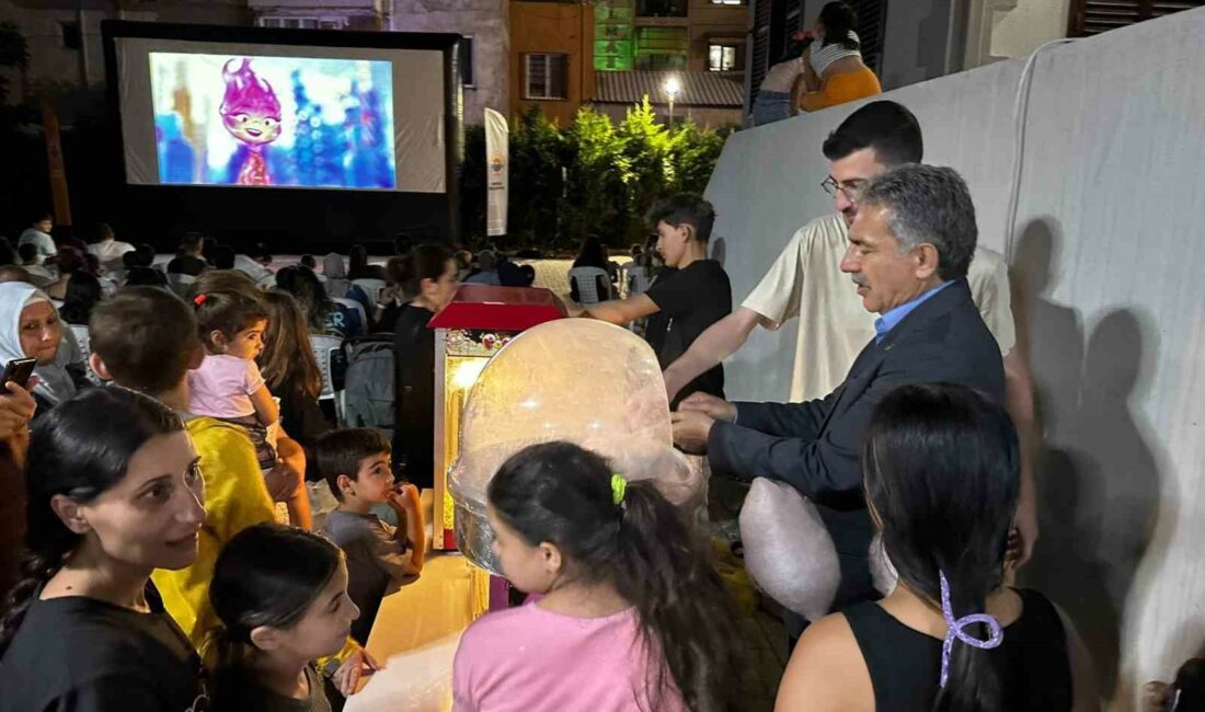 Gemlikli Çocuklara açık hava sineması GEMLİK BELEDİYESİ KÜLTÜR İŞLERİ MÜDÜRLÜĞÜ TARAFINDAN ORGANİZE EDİLEN "ÇOCUKLARLA SİNEMA