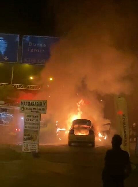 Gemlik’te ticari taksi alevlere teslim oldu GEMLİK ÇEVRE YOLUNDA MEYDANA GELEN OLAYDA, TİCARİ TAKSİ SEYİR HALİNDEYKEN