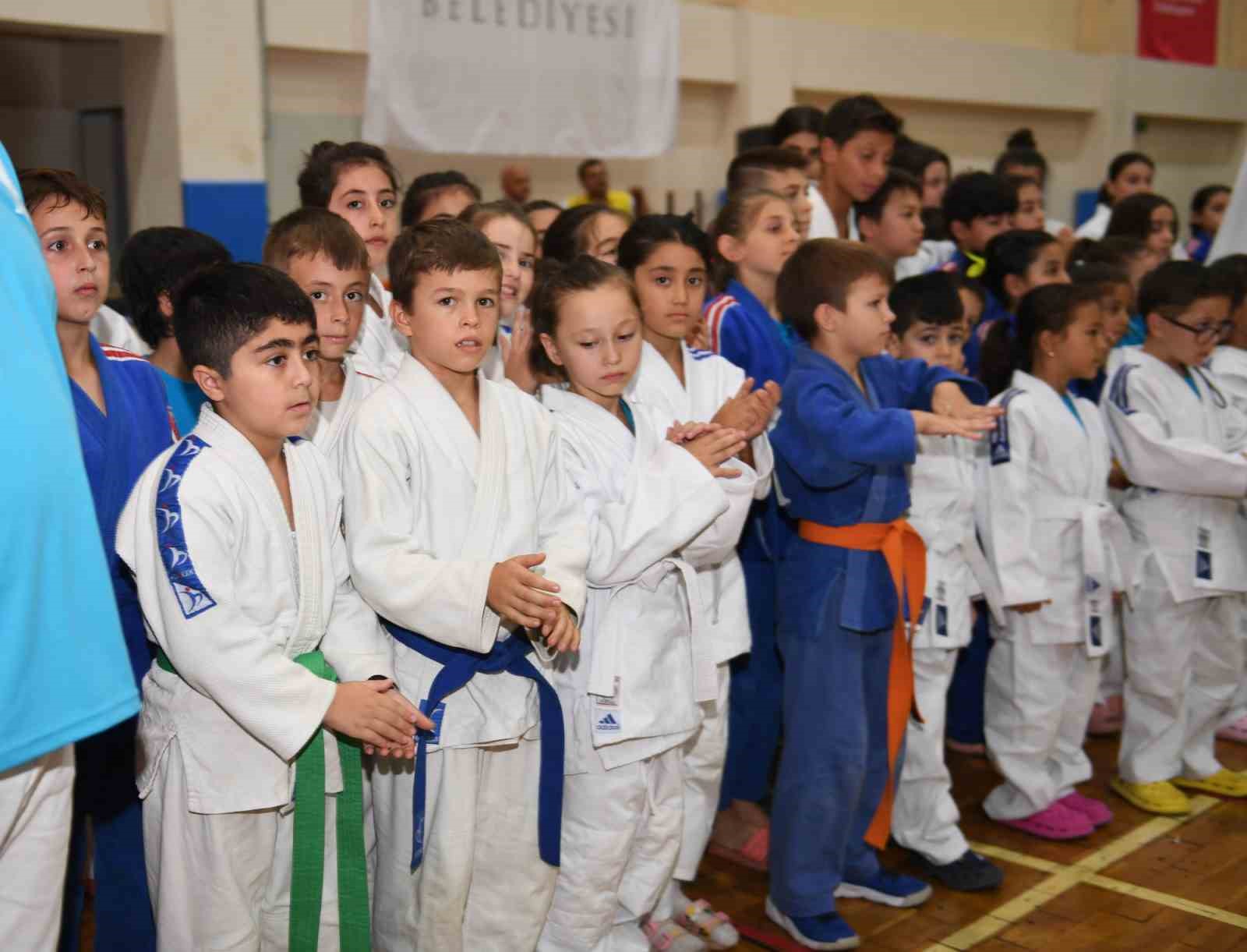 OSMANGAZİ BELEDİYESİ TARAFINDAN DÜZENLENEN YAZ SPOR OKULLARI BÜNYESİNDE GERÇEKLEŞTİRİLEN JUDO
