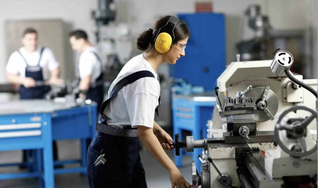 Gençler 11 ayda iş hayatına hazırlanıyor SANAYİNİN İHTİYACI NİTELİKLİ İNSAN KAYNAĞININ YETİŞMESİ İÇİN ÖNEMLİ FAALİYETLER YÜRÜTEN