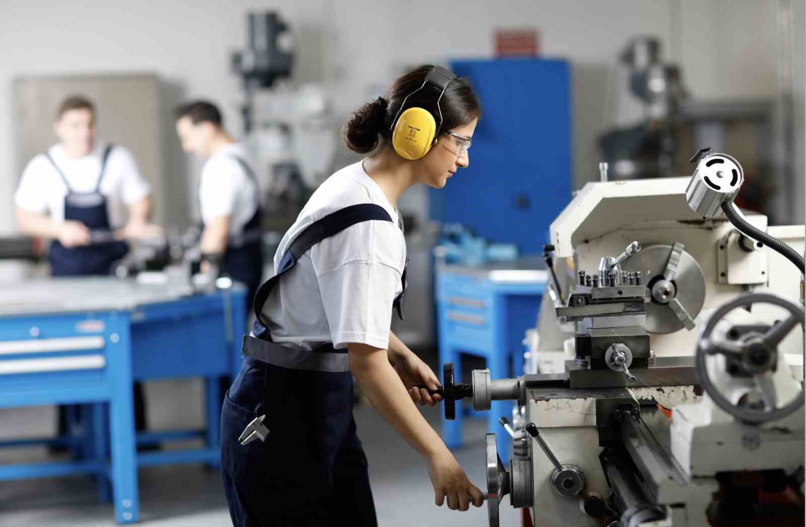 SANAYİNİN İHTİYACI NİTELİKLİ İNSAN KAYNAĞININ YETİŞMESİ İÇİN ÖNEMLİ FAALİYETLER YÜRÜTEN