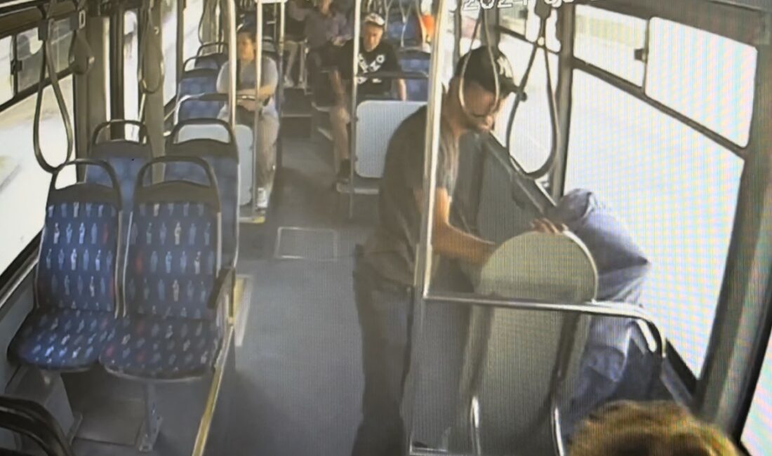 Hırsızı kendi kendine konuşması ele verdi BURSA'DA HIRSIZI KENDİ KENDİNE KONUŞMASI ELE VERDİ. TOPLU TAŞIMA KULLANAN
