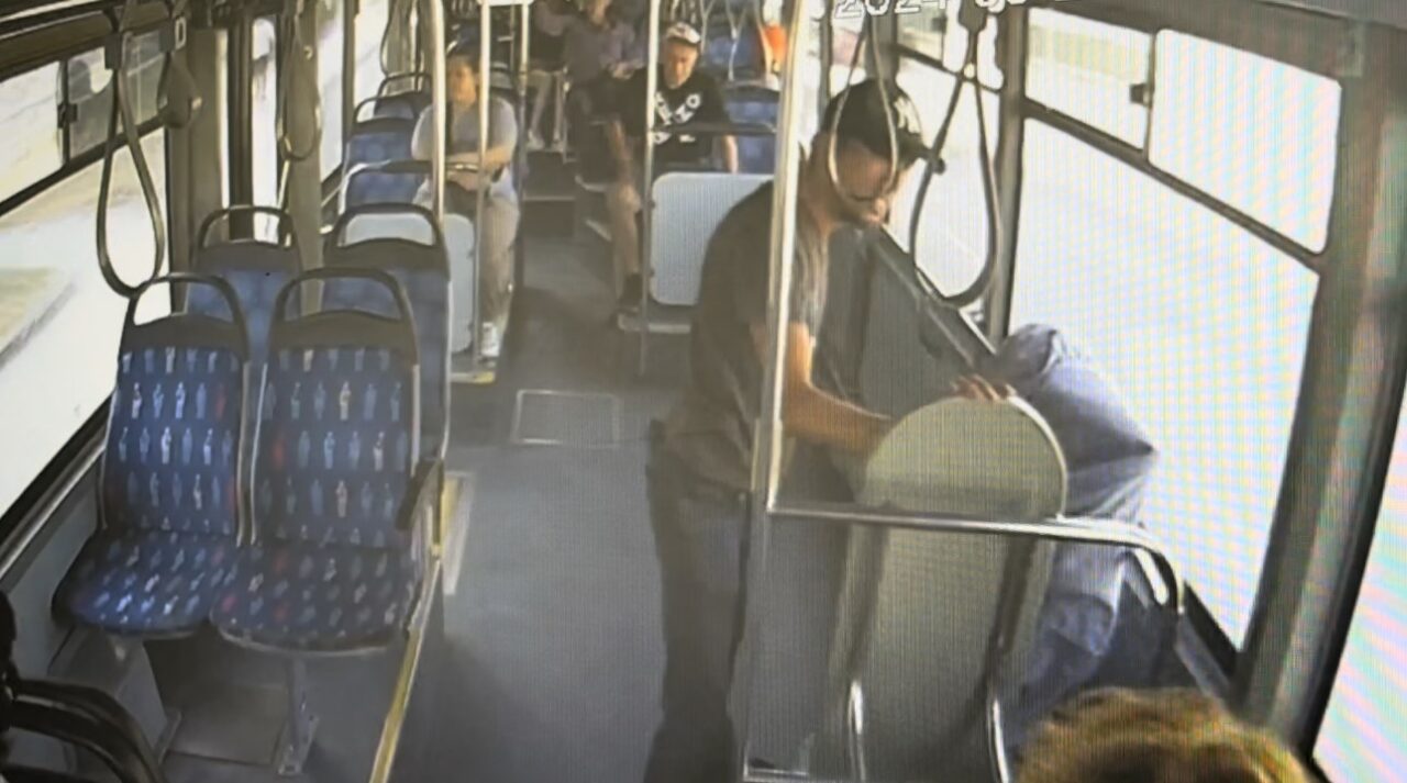 BURSA'DA HIRSIZI KENDİ KENDİNE KONUŞMASI ELE VERDİ. TOPLU TAŞIMA KULLANAN