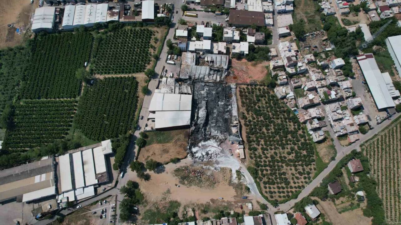 BURSA'DA HURDA MALZEMELERİN İŞLENDİĞİ FABRİKADA ÇIKAN YANGIN, 2 FABRİKAYA DAHA