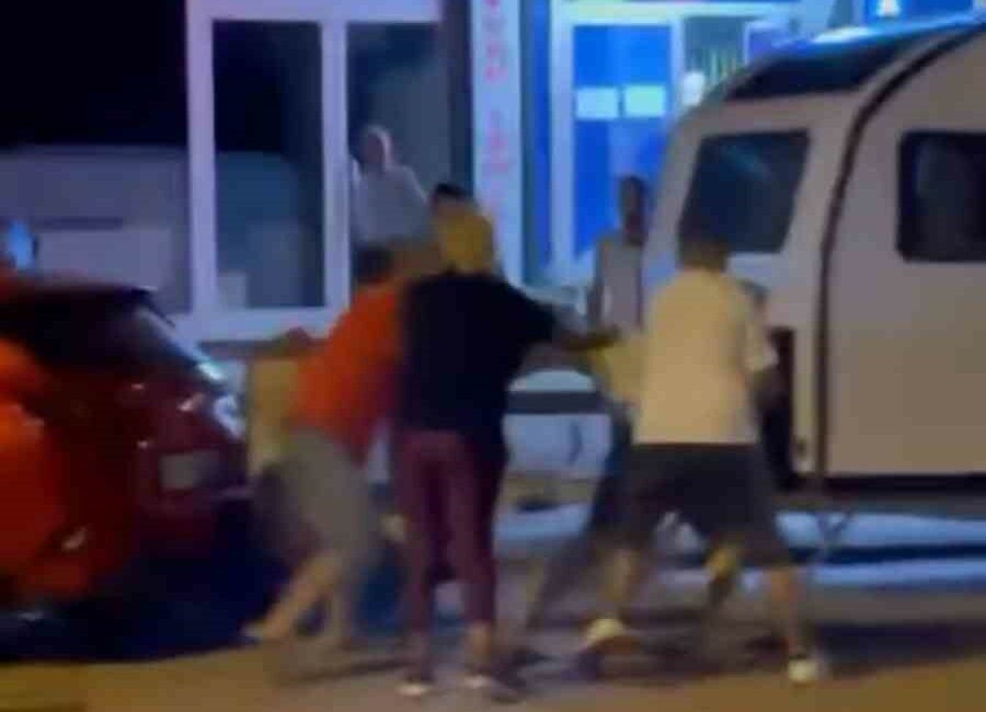 İki grup arası çıkan kavgada sokak ringe döndü BURSA'DA 2 GRUP ARASINDA ÇIKAN SÖZLÜ TARTIŞMA BİR SÜRE SONRA