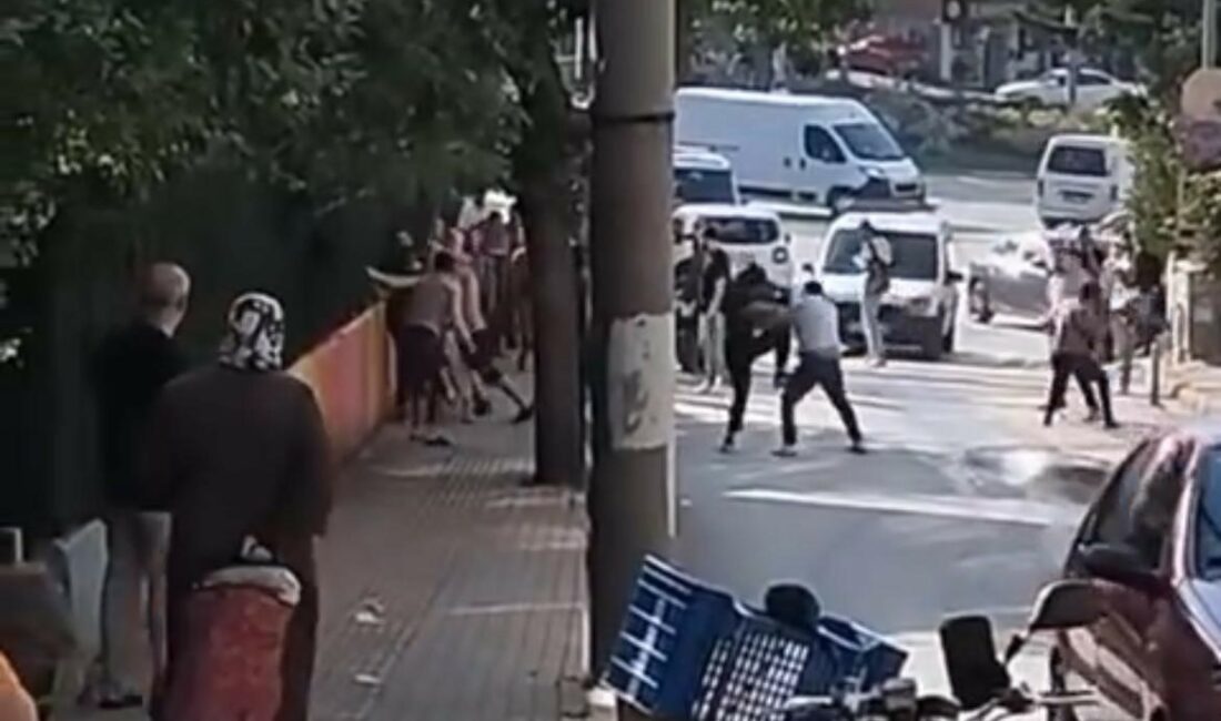 İki gurup sokak arasında kavgaya tutuşunca ortalık meydan muharebesine döndü BURSA'DA ARALARINDA HUSUMET BULUNAN İKİ GRUP CADDE ÜZERİNDE KARŞILAŞINCA KAVGA