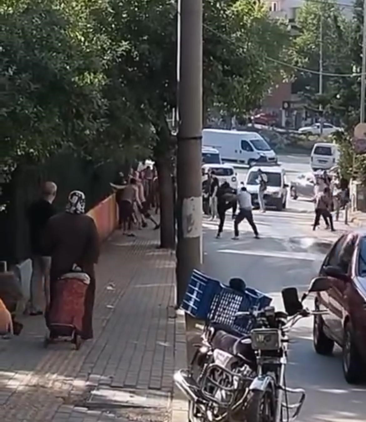 BURSA'DA ARALARINDA HUSUMET BULUNAN İKİ GRUP CADDE ÜZERİNDE KARŞILAŞINCA KAVGA