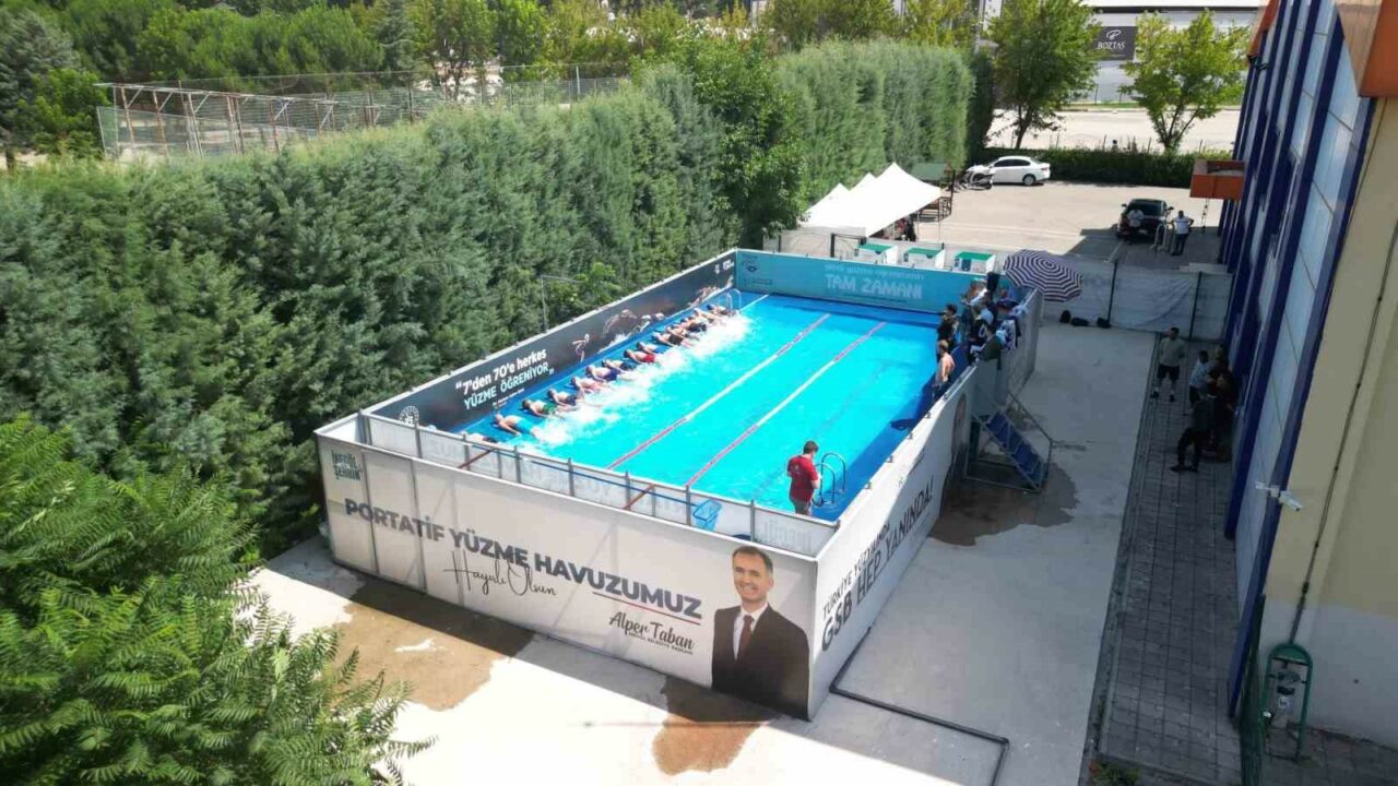 İNEGÖL BELEDİYESİ BİR YANDAN KAPALI YÜZME HAVUZUNDA YÜZME KURSLARI DÜZENLERKEN,