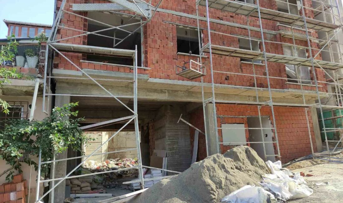 Bursa’da inşaat iskelesi yüksek gerilim hattının üzerine devrildi BURSA'NIN ORHANGAZİ İLÇESİ HÜRRİYET MAHALLESİ'NDE BİR İNŞAATIN DÖRDÜNCÜ KATINDA SIVA