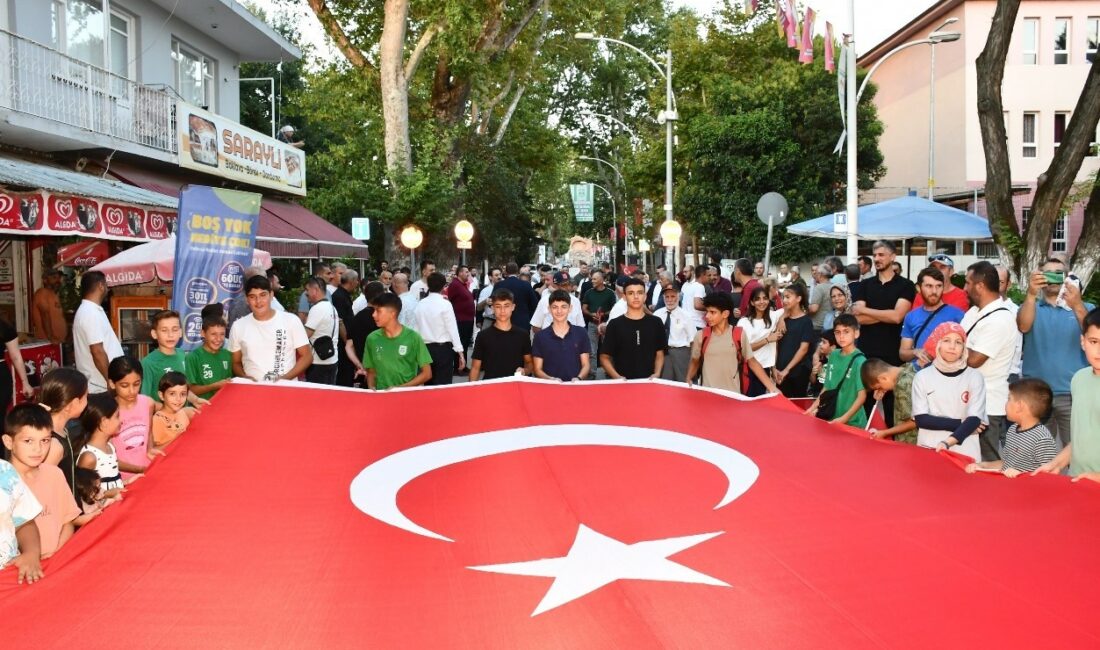 İznikliler 15 Temmuz Demokrasi ve Milli Birlik Günü’nde bir araya geldi 15 TEMMUZ DEMOKRASİ VE MİLLİ BİRLİK GÜNÜ’NÜN 8.YIL DÖNÜMÜNDE İZNİKLİLER