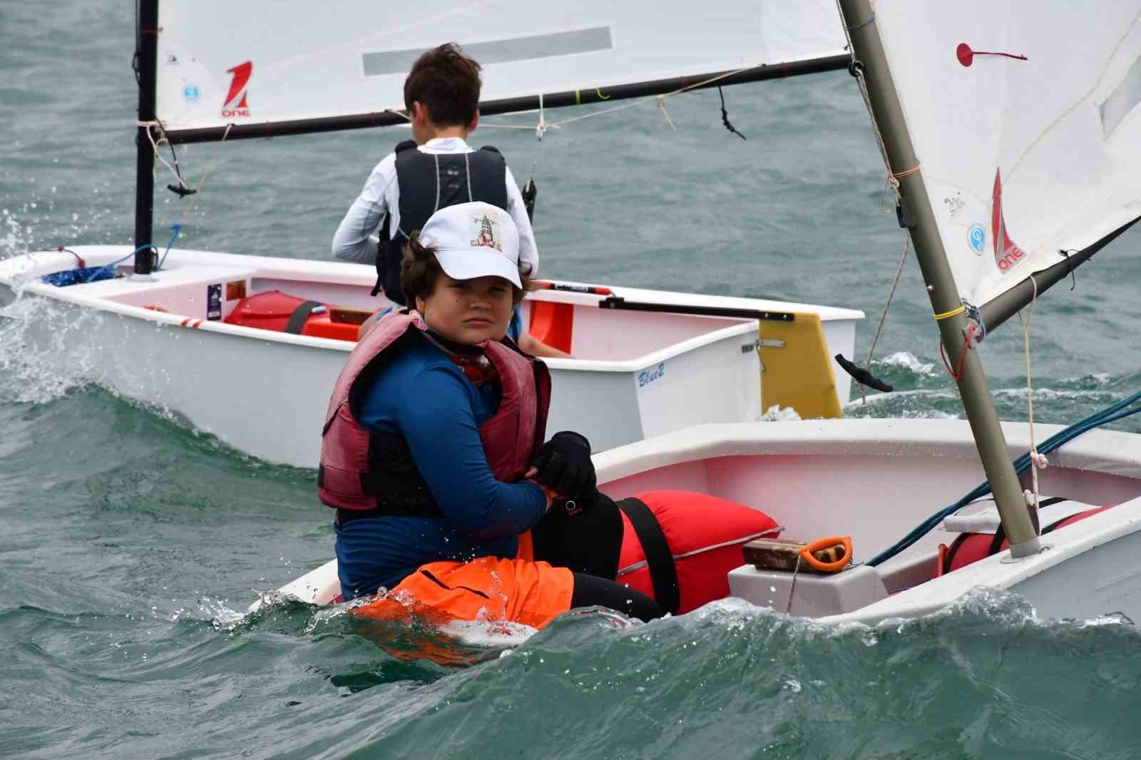 İZNİK GÖLÜ’NDE GERÇEKLEŞTİRİLEN YELKEN YARIŞLARINDA GENÇLER RÜZGARA KARŞI MUHTEŞEM MÜCADELELER