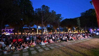 İZNİK BELEDİYESİ İKİNCİSİNİ GERÇEKLEŞTİRDİĞİ YAZ ETKİNLİKLERİNE ANİMASYON FİLM GÖSTERİMİYLE BAŞLADI.