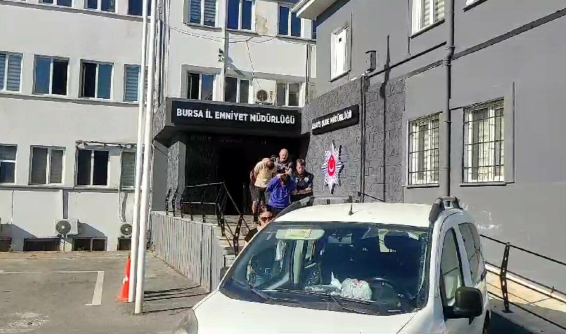 Kadınlara zorla fuhuş yaptıran 3 şahıs tutuklandı BURSA'DA FUHUŞ SUÇUNA YER TEMİN EDEN VE ARACILIK YAPAN 3