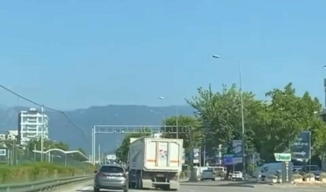 Kamyon şoförü ralli pilotunu aratmadı KAMYON ŞOFÖRÜ RALLİ ŞOFÖRÜNÜ ARATMADI ŞEHİR İÇİNDE ATTIĞI MAKASLA TRAFİĞİ