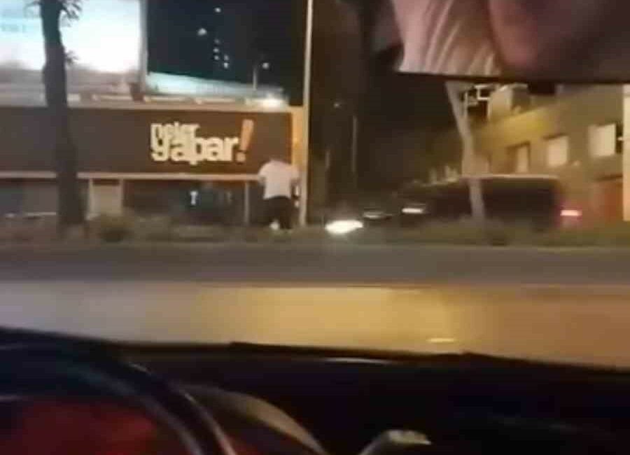 Karşıdan karşıya geçen alkollü adama otomobil çarptı BURSA’DA AYAKTA ZOR DURAN VE KARŞIDAN KARŞIYA GEÇMEK İÇİN YOLUN