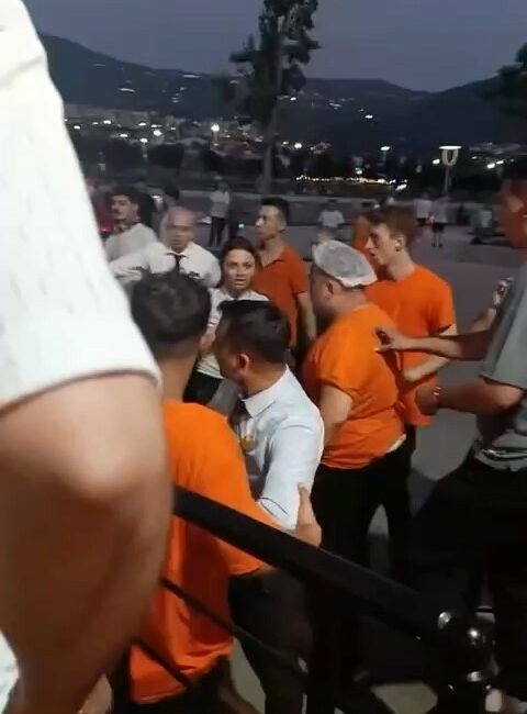 Kasiyer ile vatandaş birbirine girdi BURSA'DA KASİYER VE VATANDAŞIN TARTIŞMASI KISA SÜRE SONRA KAVGAYA DÖNDÜ.