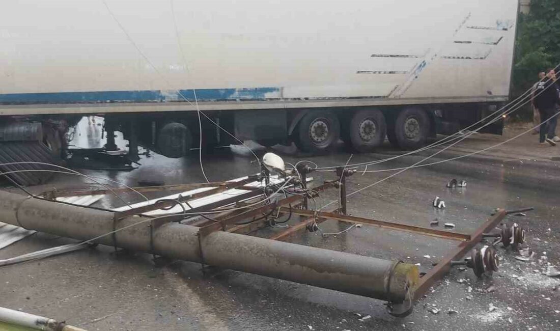 Kaygan yolda yan dönen tır yolu kapadı BURSA'DA SAĞANAK YAĞIŞ SEBEBİYLE KAYGANLAŞAN YOLDA YAN DÖNEN TIR, YOLU