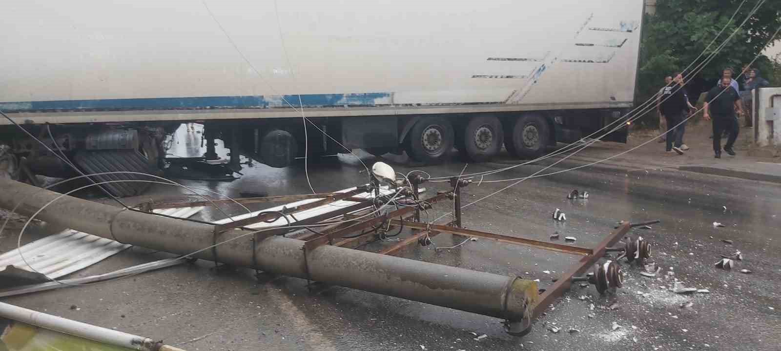 BURSA'DA SAĞANAK YAĞIŞ SEBEBİYLE KAYGANLAŞAN YOLDA YAN DÖNEN TIR, YOLU