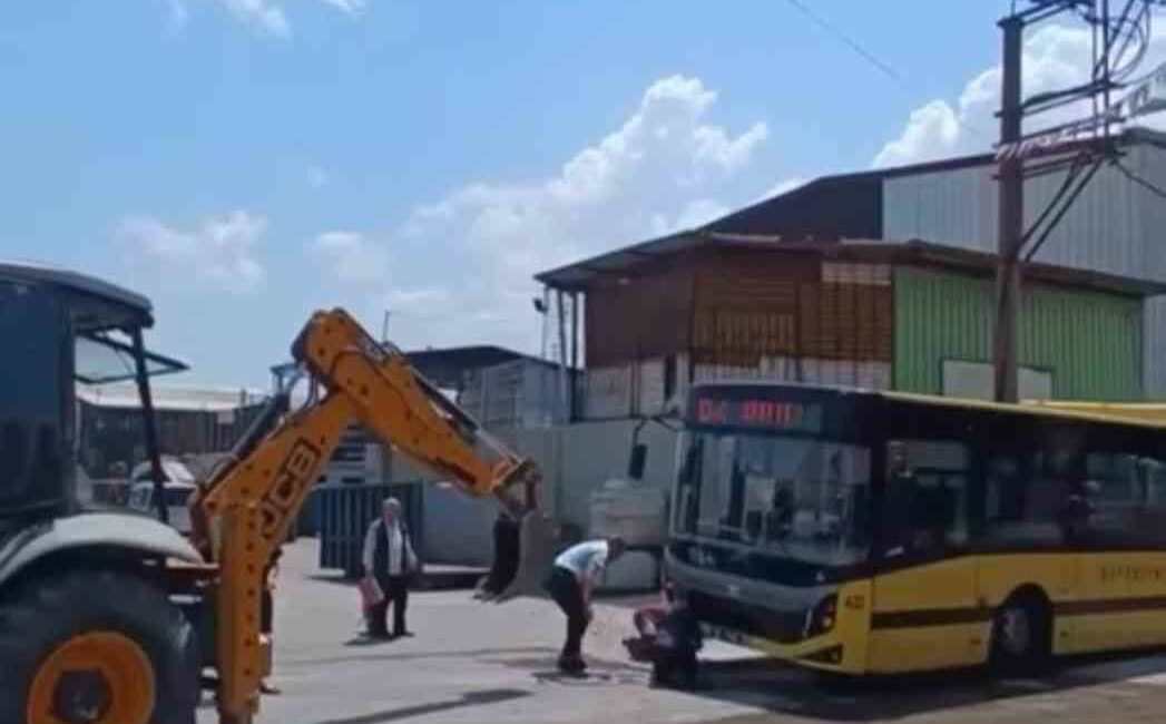 Kazı çalışması yapılan yerden geçmeye çalışan otobüs asılı kaldı KAZI ÇALIŞMASI YAPILAN YERDEN GEÇMEYE ÇALIŞAN OTOBÜS ASILI KALDI