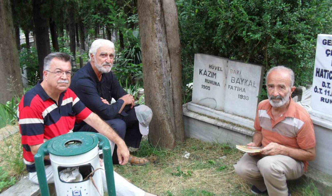 Kazım Baykal vefatının 31. yıldönümünde dualarla anıldı BURSA ESKİ ESERLERİ SEVENLER DERNEĞİ KURUCUSU KAZIM BAYKAL MEZARI BAŞINDA