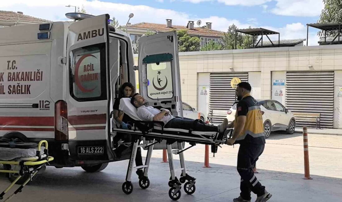 Kendi kendine harekete geçen otobüs, şoförlere çarptı: 2 yaralı BURSA'NIN İNEGÖL İLÇESİNDE PARK HALİNDEN HAREKETE GEÇEN SÜRÜCÜSÜZ ÖZEL HALK