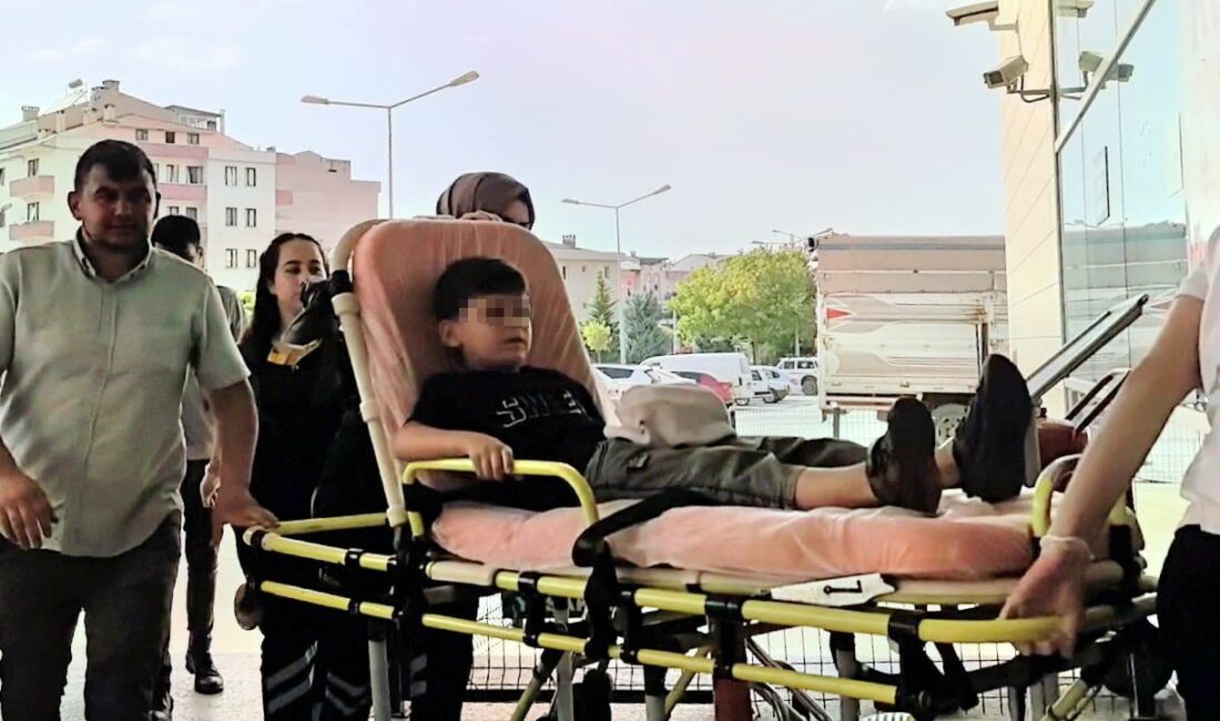 Kepçenin çarptığı çocuğun parmağı koptu KEPÇENİN ÇARPTIĞI ÇOCUĞUN PARMAĞI KOPTU