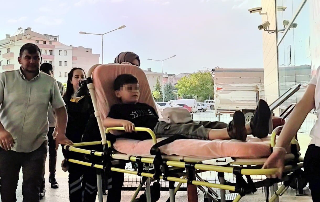 KEPÇENİN ÇARPTIĞI ÇOCUĞUN PARMAĞI KOPTU