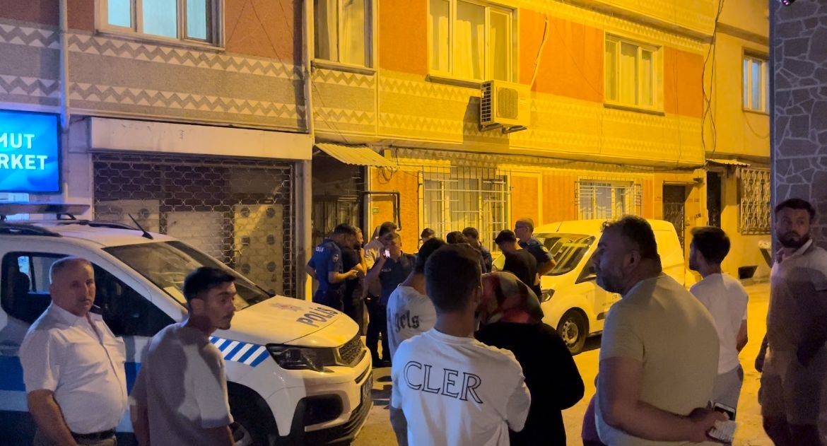 BURSA'DA KIZ ARKADAŞIYLA KAVGA EDEN KİŞİ, KAVGAYI AYIRMAK İSTEYEN BAŞKA