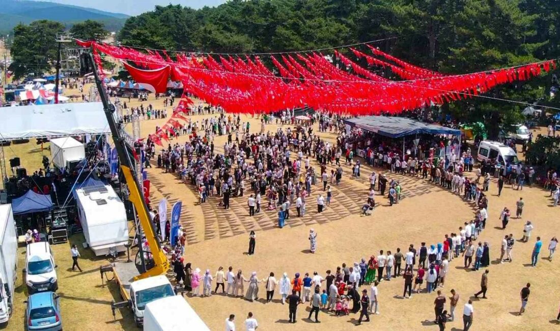 Kocayayla’da binlerce Karadenizli buluştu, aynı anda horon oynadılar BURSA TRABZON KÜLTÜR VE DAYANIŞMA DERNEĞİ ÖNCÜLÜĞÜNDE KOCAYAYLA’DA BU YIL