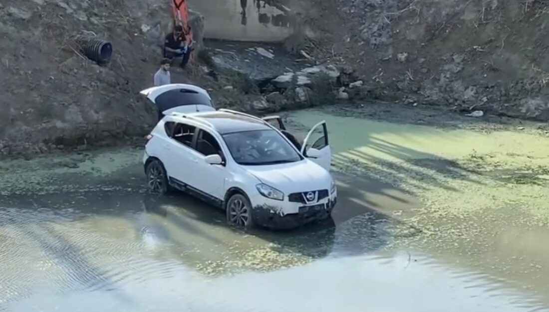 Kontrolden çıkan cip 6 metreden dereye uçtu, sürücü yaralandı KONTROLDEN ÇIKAN CİP 6 METREDEN DEREYE UÇTU, SÜRÜCÜ YARALANDI