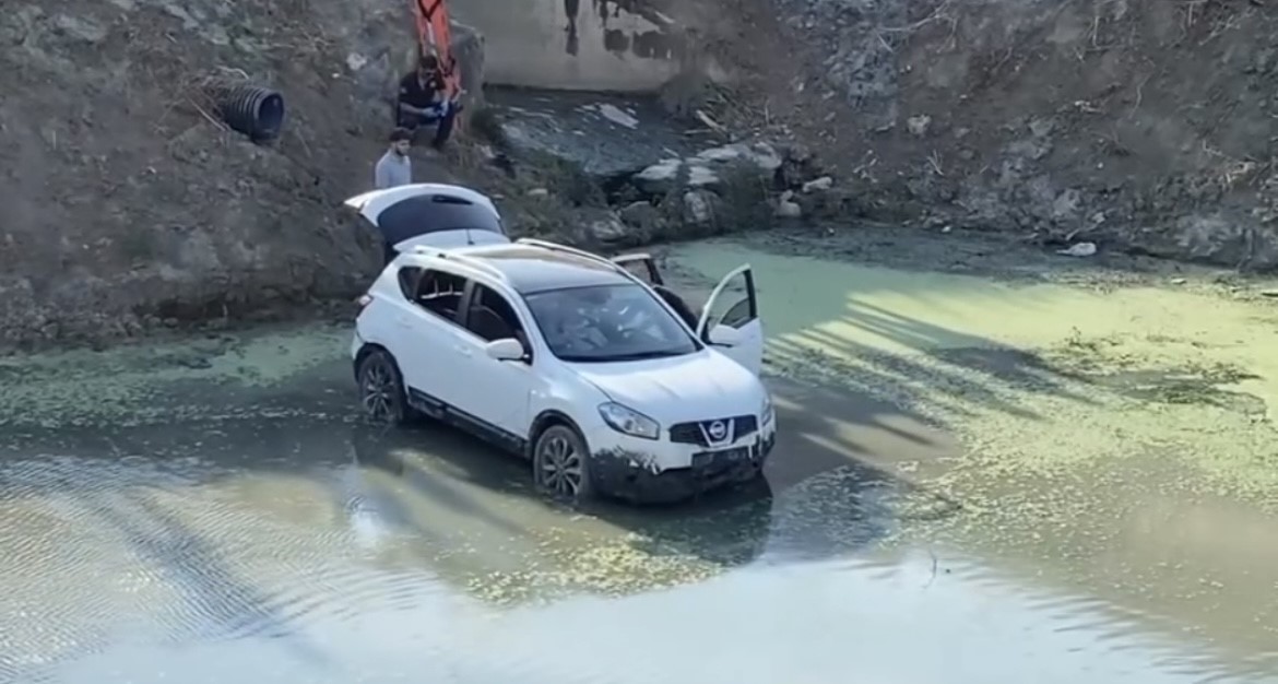 KONTROLDEN ÇIKAN CİP 6 METREDEN DEREYE UÇTU, SÜRÜCÜ YARALANDI