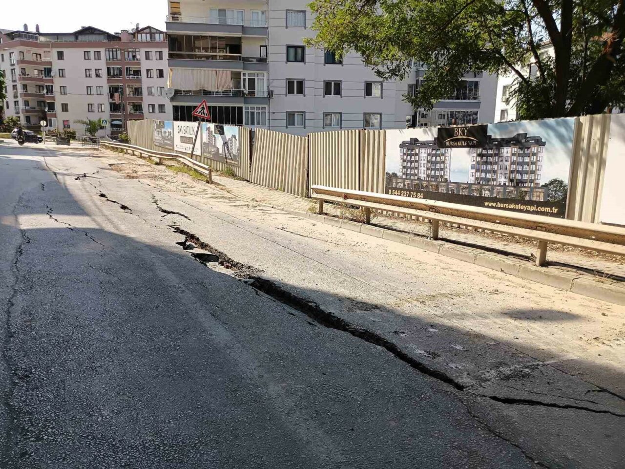 BURSA’NIN MUDANYA İLÇESİNDE YAPIMI DEVAM EDEN BİR İNŞAAT ANA YOLDA
