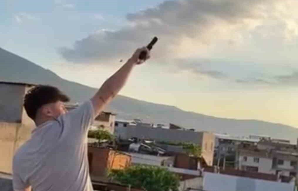 Kurusıkı tabanca ile havaya defalarca ateş açtı KURUSIKI TABANCA İLE HAVAYA DEFALARCA ATEŞ AÇTI